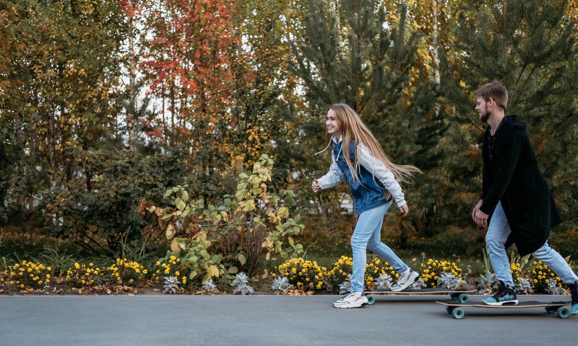 Seseorang berjalan kaki di taman hijau yang tenang sebagai bagian dari gaya hidup aktif